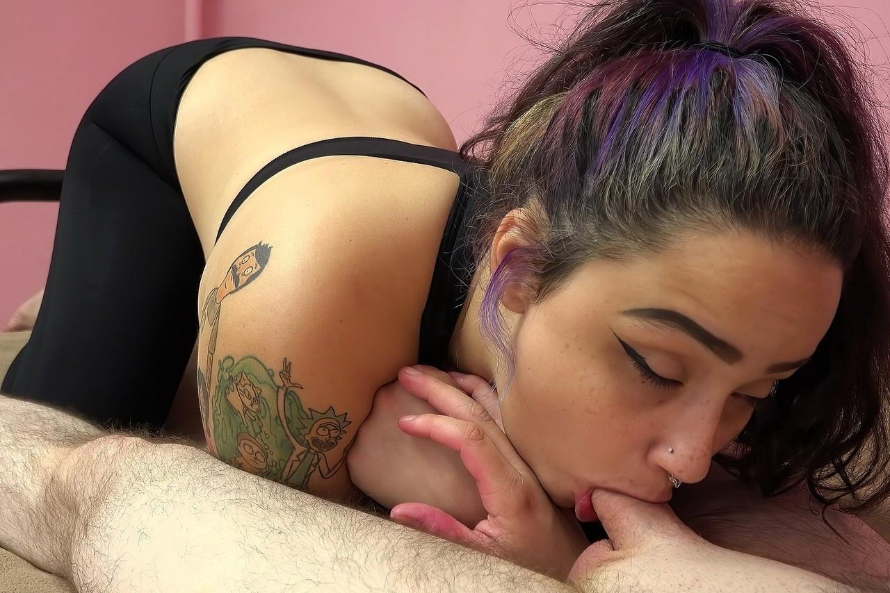20P A gata tatuada Indigo Dances dá a um homem com um pau pequeno um boquete gostoso em POV