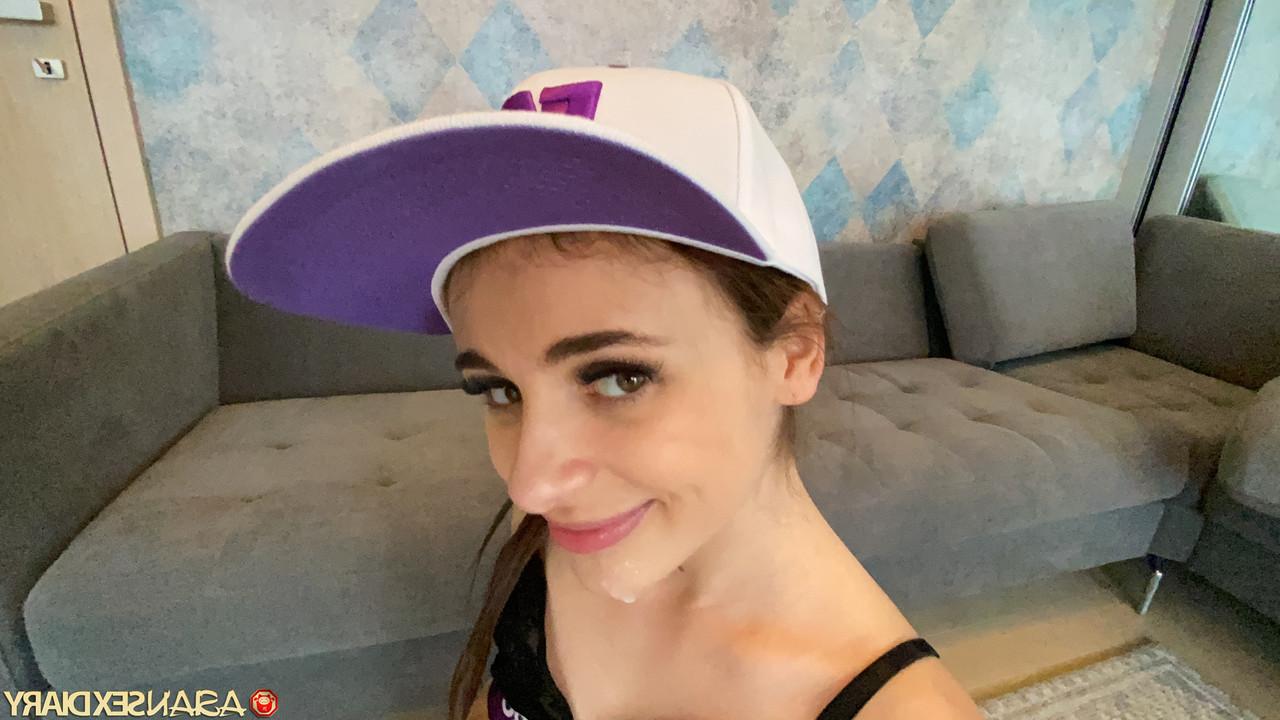 20P Das heiße Luder FanCentro Showgirl gibt vor und nach dem Sex einen POV-Blowjob