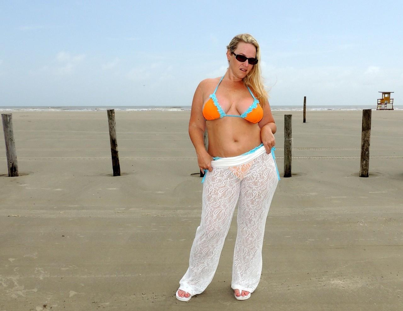 17P La rubia con sobrepeso Dee Siren se quita el bikini para desnudarse en la playa