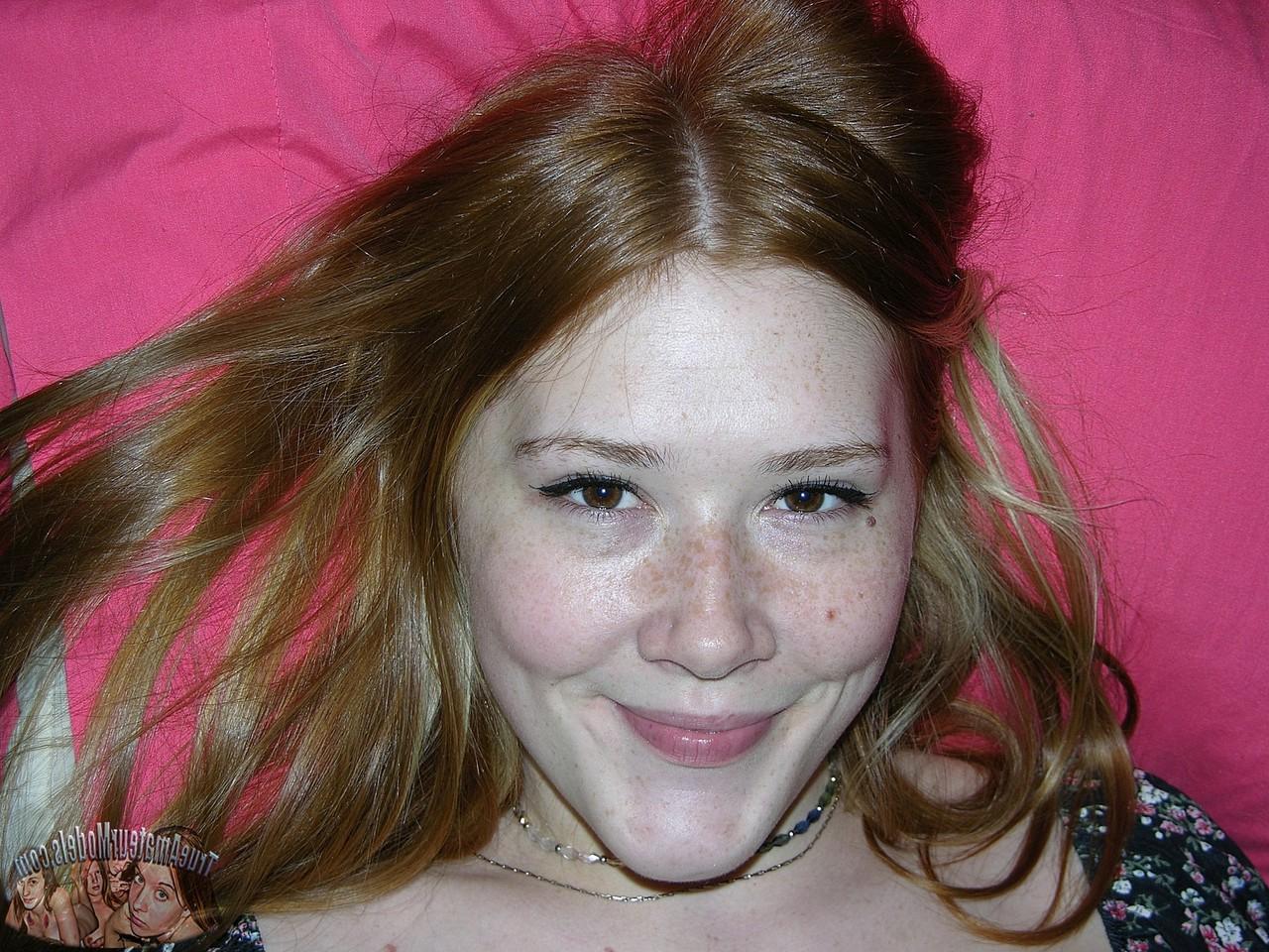 16P A jovem ruiva Harper agarra sua bunda enquanto mostra seu regalo aparado na cama