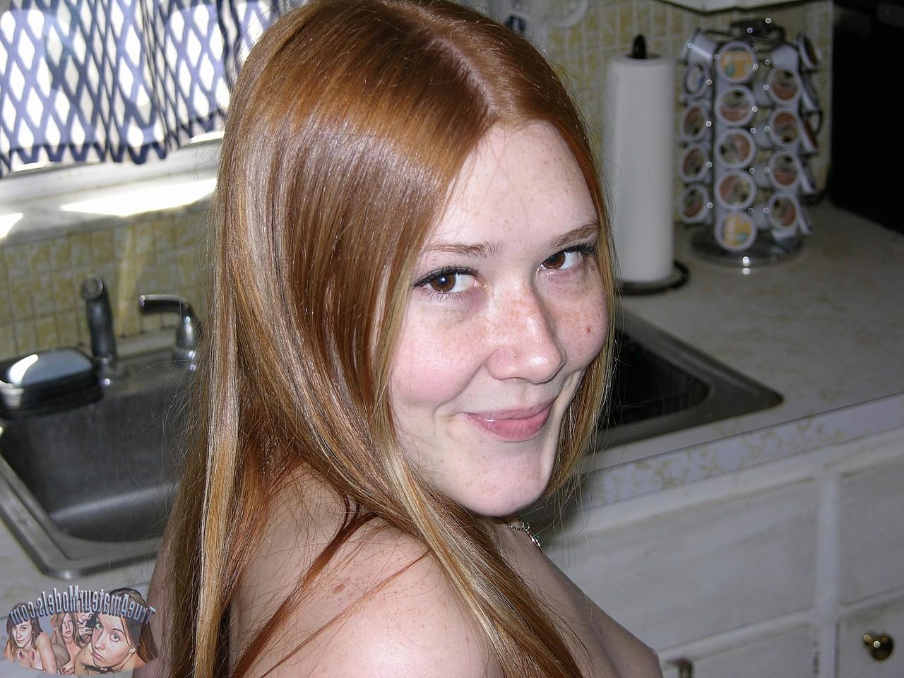 16P A jovem ruiva Harper agarra sua bunda enquanto mostra seu regalo aparado na cama