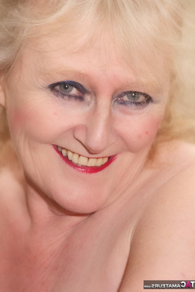 20P La belle mamie Claire Knight montre son corps mature parfait en collants.