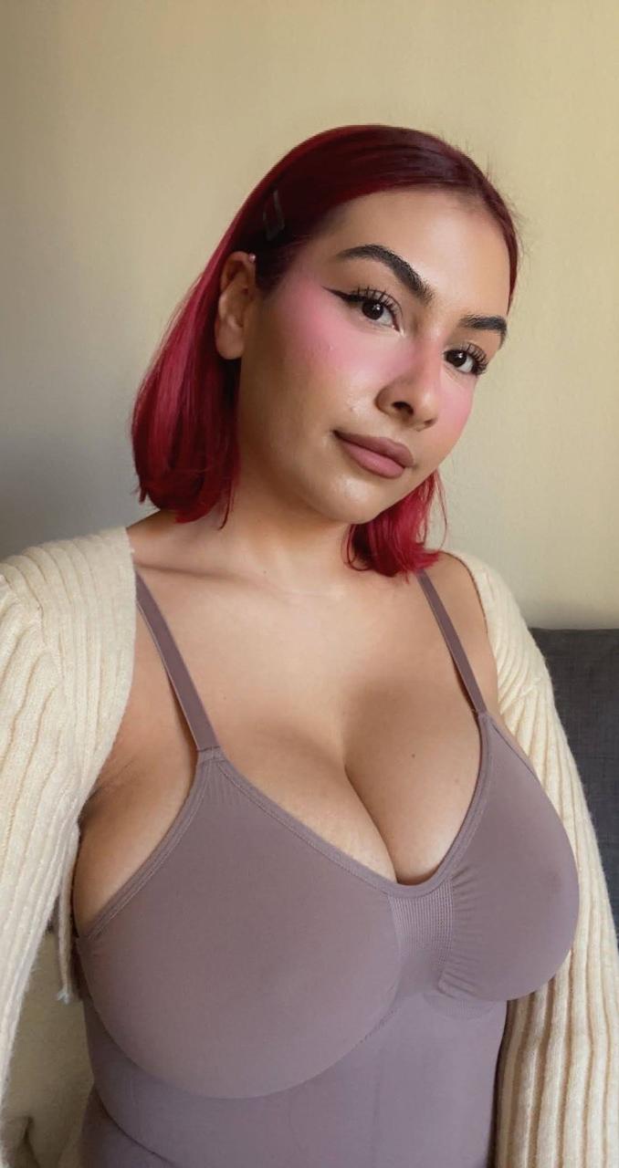 14P La curvilínea Angel se toma selfies mostrando sus grandes tetas y su coño afeitado