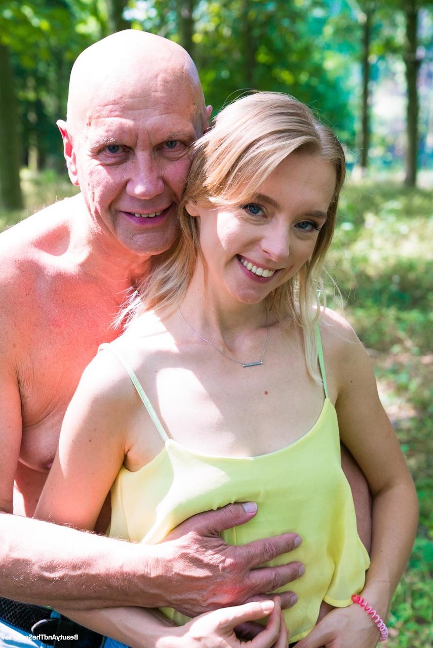20P Die sexy Teenagerin Lily Ray lässt sich im Park von einem alten Mann ins Gesicht und in die Muschi ficken
