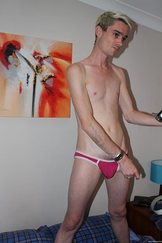 20P Loira gay amadora Samuel Worthy tira a roupa e se masturba na cama