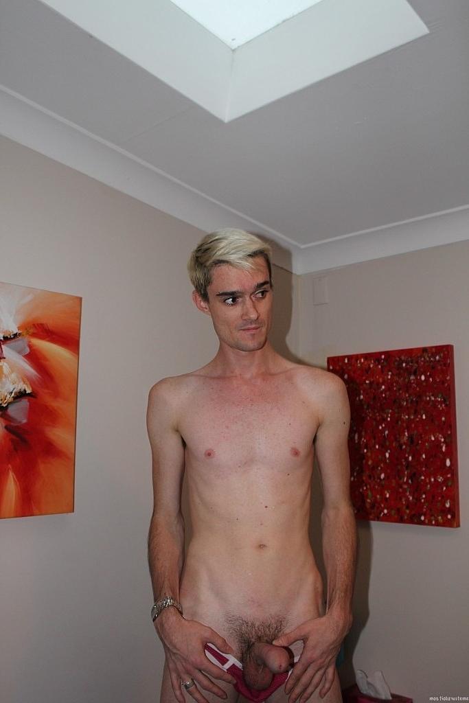 20P Loira gay amadora Samuel Worthy tira a roupa e se masturba na cama