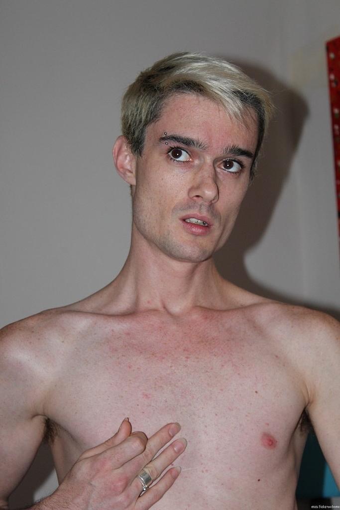 20P Loira gay amadora Samuel Worthy tira a roupa e se masturba na cama