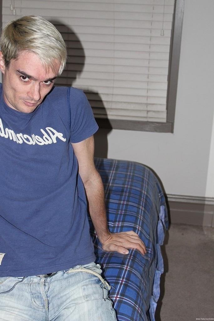 20P Loira gay amadora Samuel Worthy tira a roupa e se masturba na cama