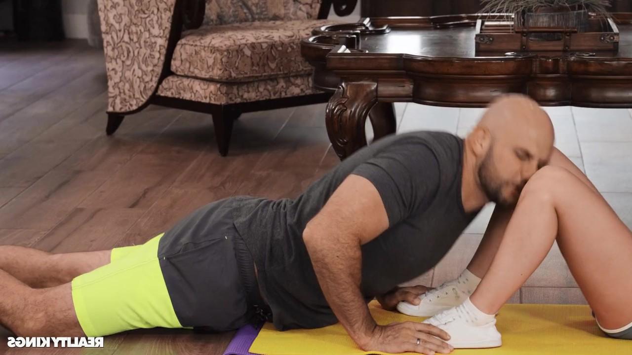 20P La brune sexy Leana Lovings chevauche une grosse bite lors d'une séance de sexercise.