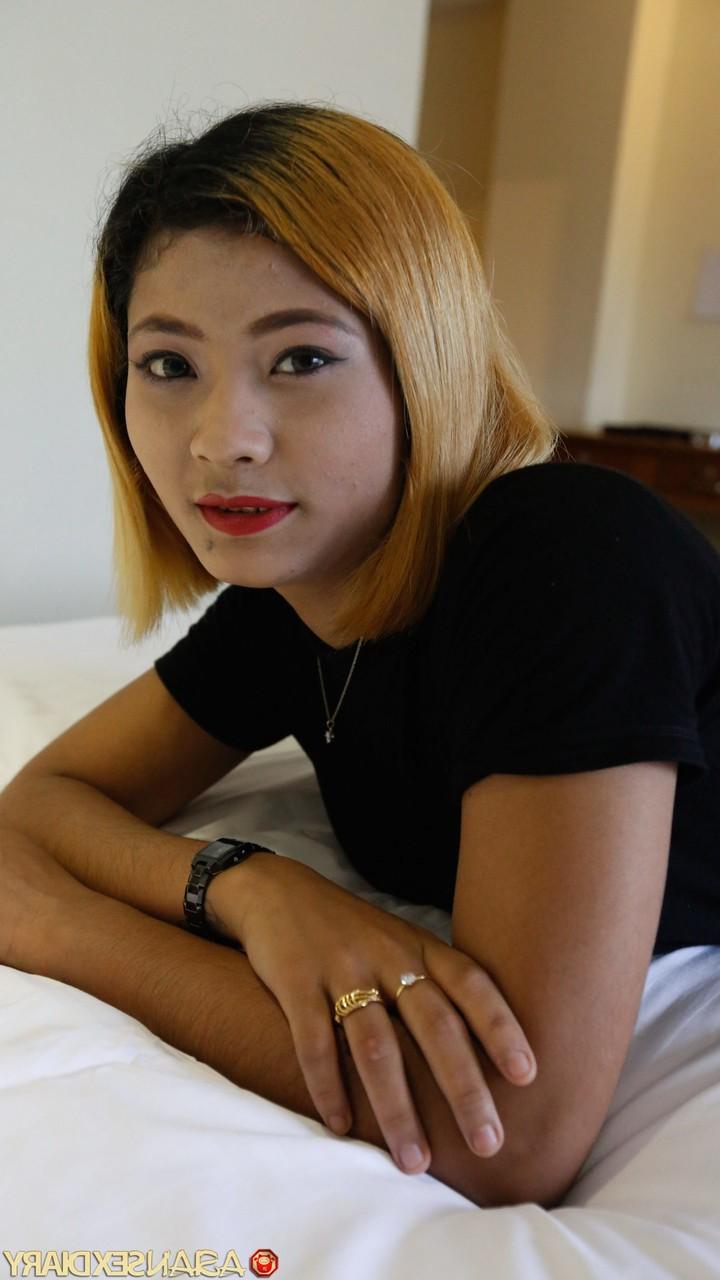 20P Menina asiática Sushi termina um strip-tease quente com sexo POV e fica enlouquecida