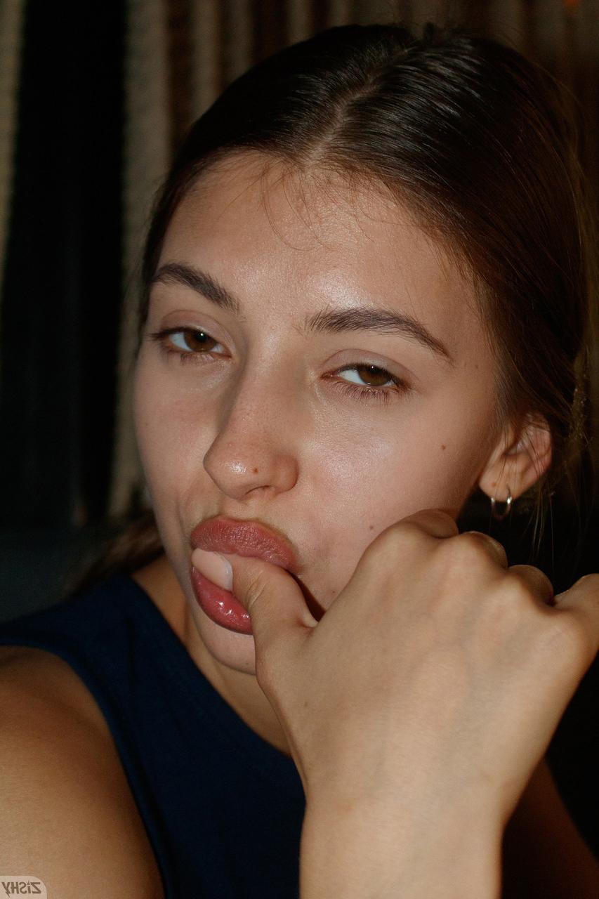 12P A linda gata Marcela Gaona mostra a língua e lambe os dedos
