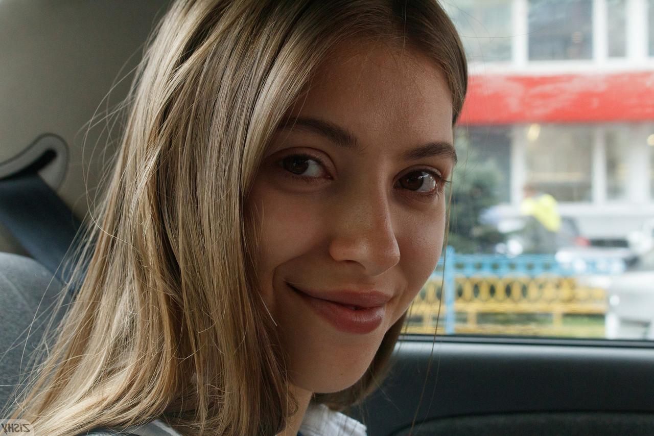 12P A linda gata Marcela Gaona mostra a língua e lambe os dedos