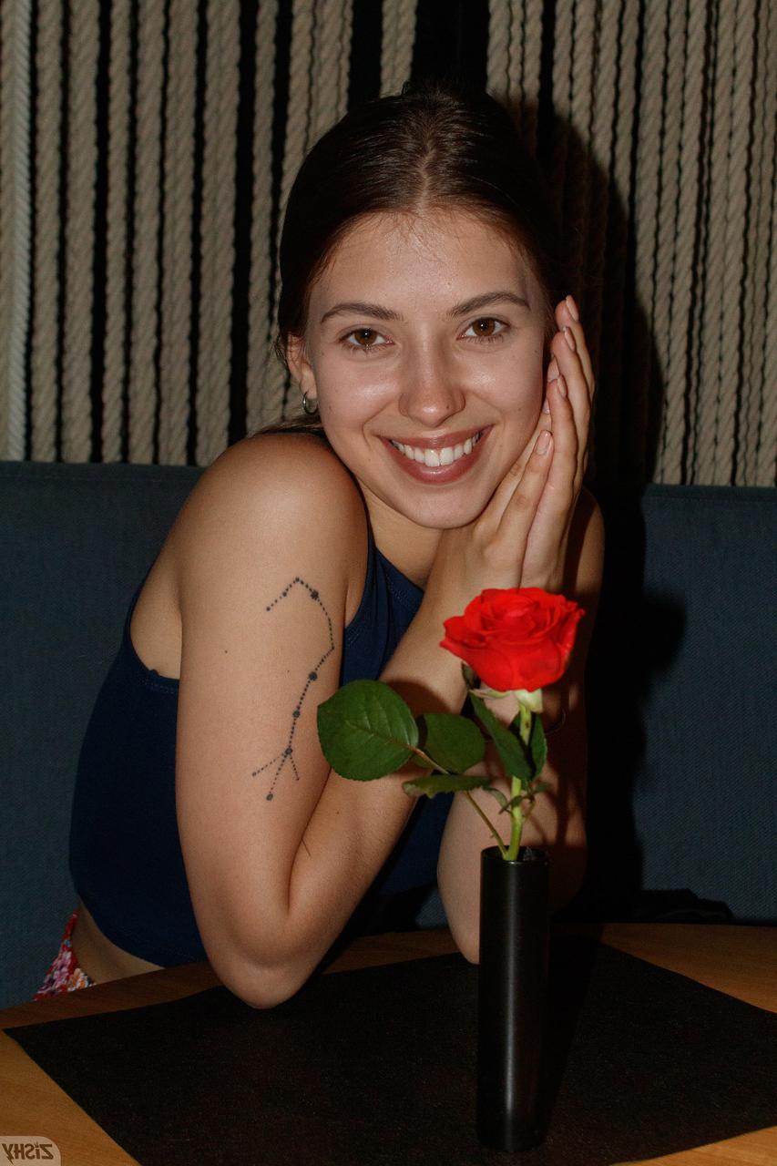 12P A linda gata Marcela Gaona mostra a língua e lambe os dedos