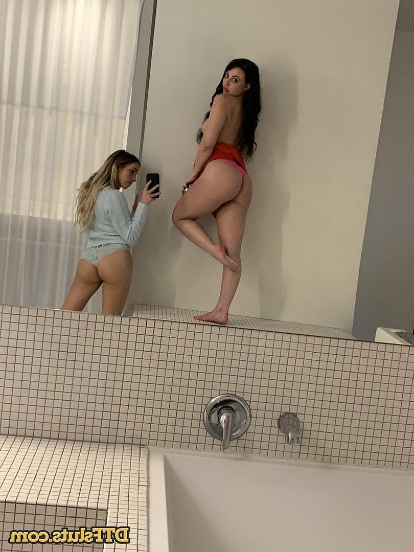 20P Les belles adolescentes Khloe Kapri et Whitney Wright s'amusent avec leurs fesses rondes.