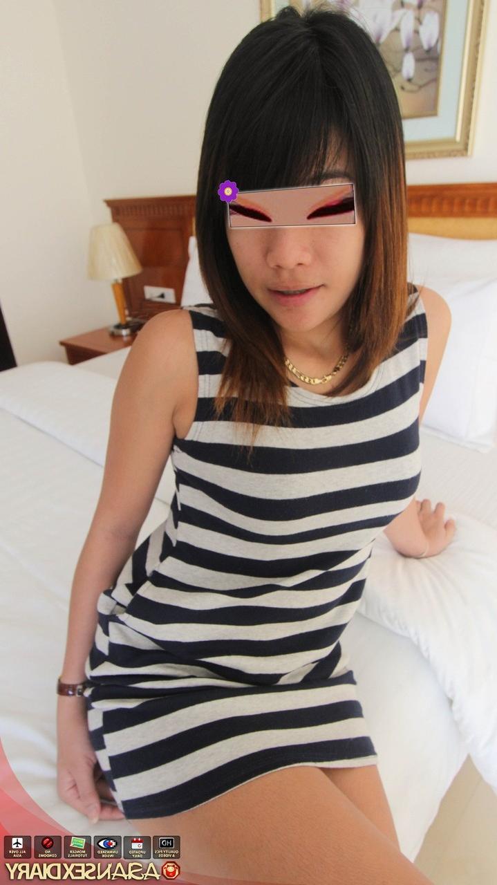 15P Die asiatische Amateurin Lexi befreit ihren gestutzten Busch, bevor der POV-Sex beginnt