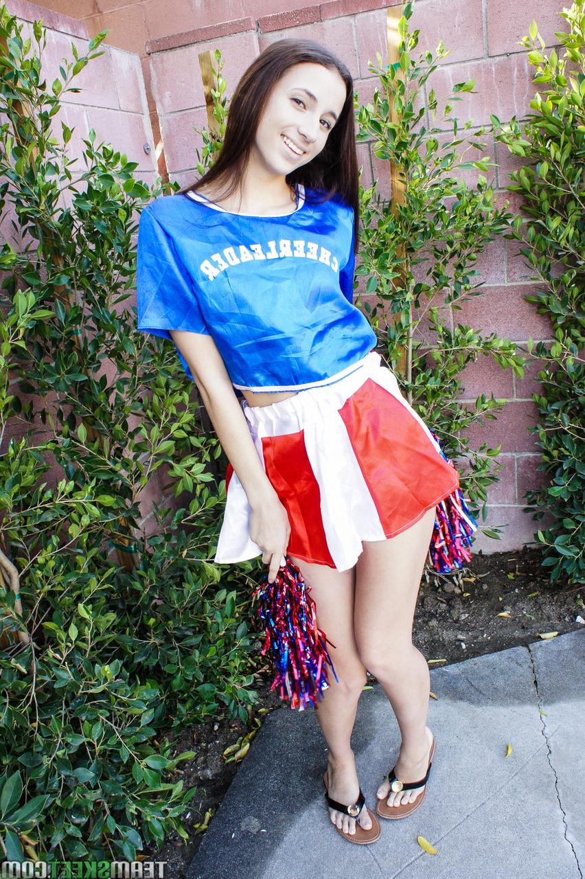 17P Belle Knox, petite pom-pom girl maigre, enlève son uniforme à l'extérieur et monte dessus.