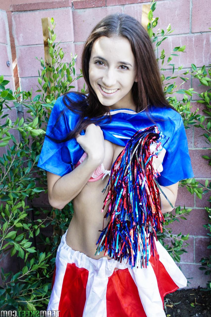 17P Belle Knox, petite pom-pom girl maigre, enlève son uniforme à l'extérieur et monte dessus.