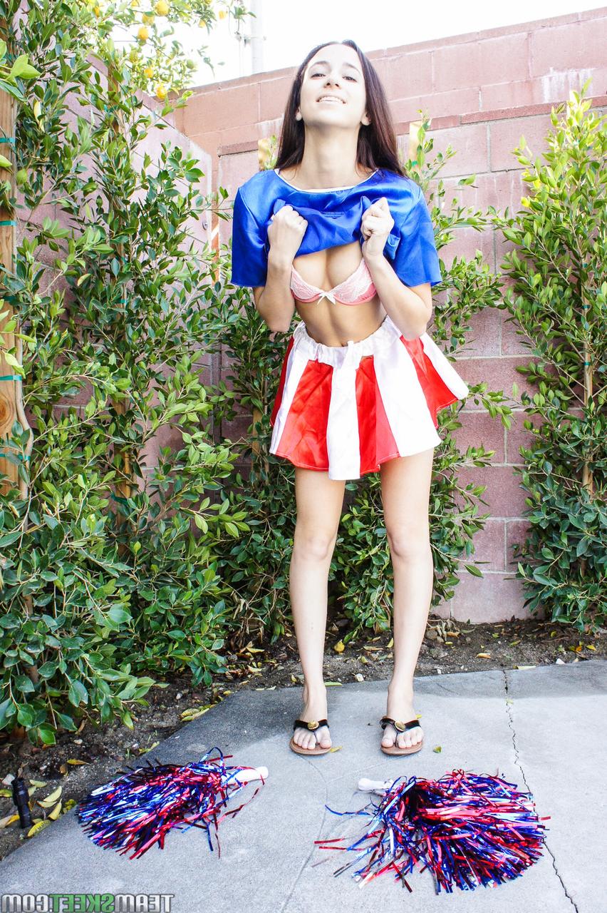 17P Belle Knox, petite pom-pom girl maigre, enlève son uniforme à l'extérieur et monte dessus.