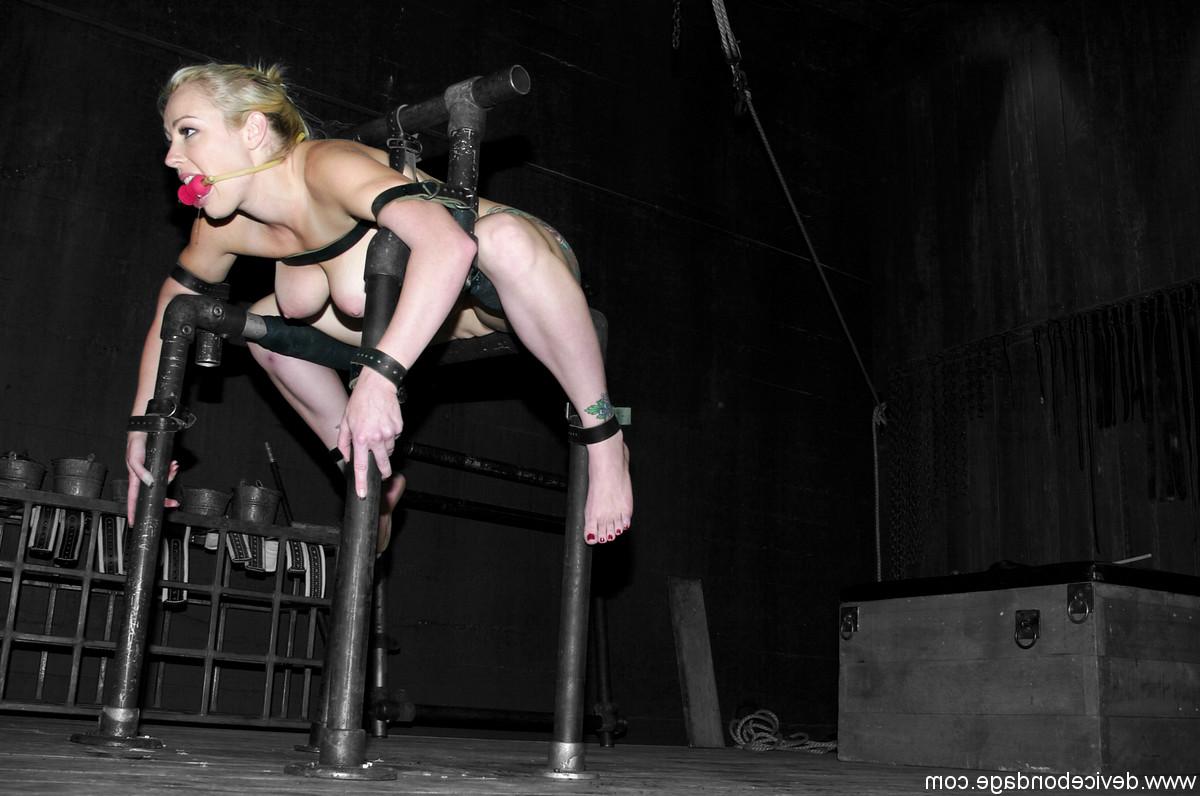 16P La tatouée Adrianna Nicole est retenue, bâillonnée et tourmentée dans un bondage métallique.