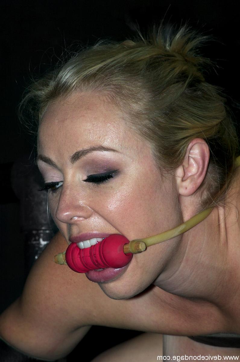 16P La tatouée Adrianna Nicole est retenue, bâillonnée et tourmentée dans un bondage métallique.