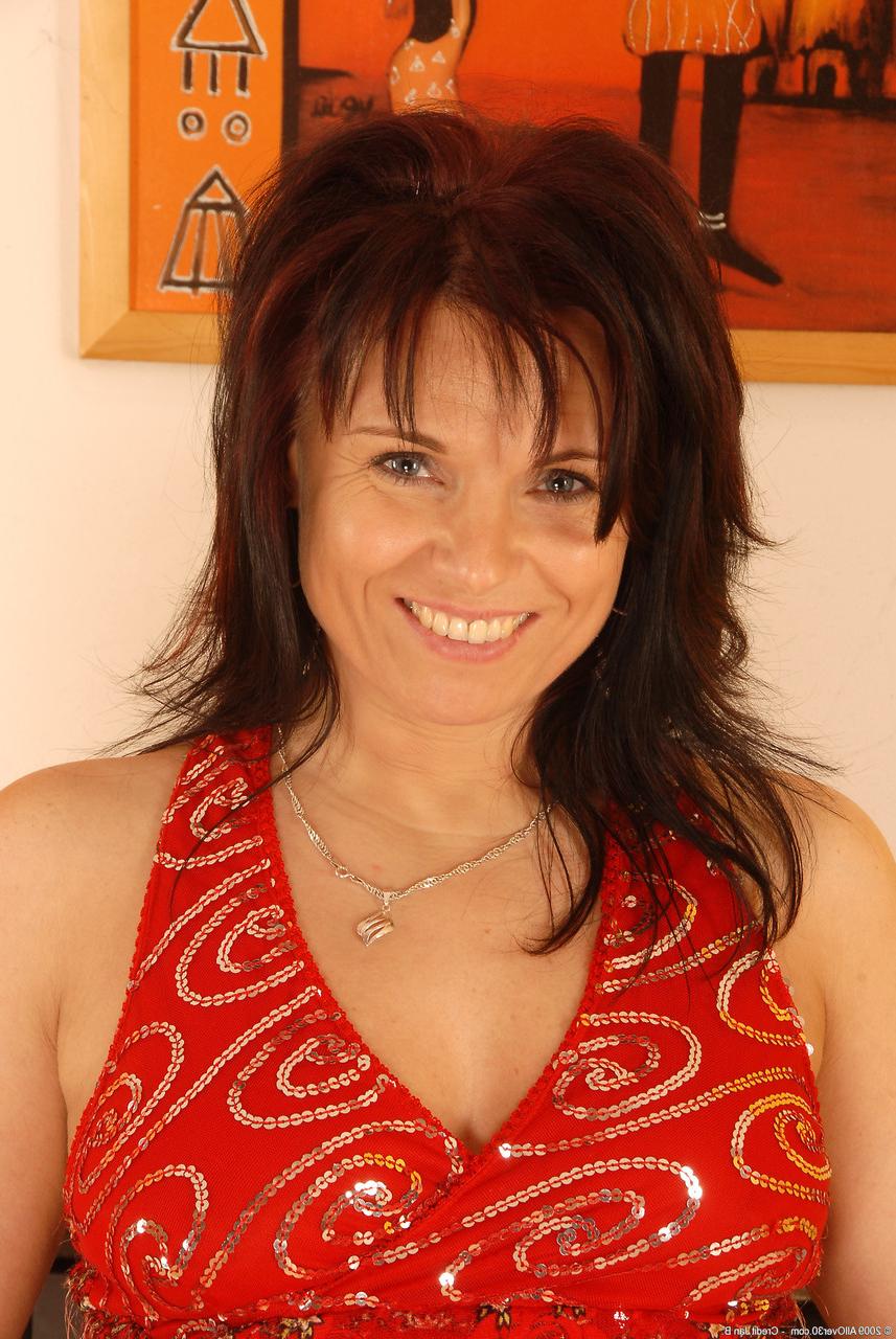20P La coquine MILF Linette exhibe sa chatte taillée lors d'un strip-tease sexy.