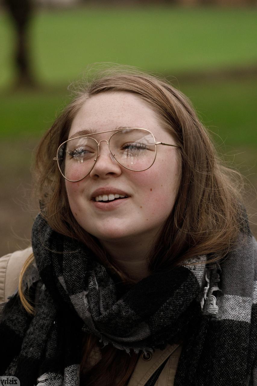 12P La beauté amateur Rose Fessenden dévoile son incroyable décolleté en public.