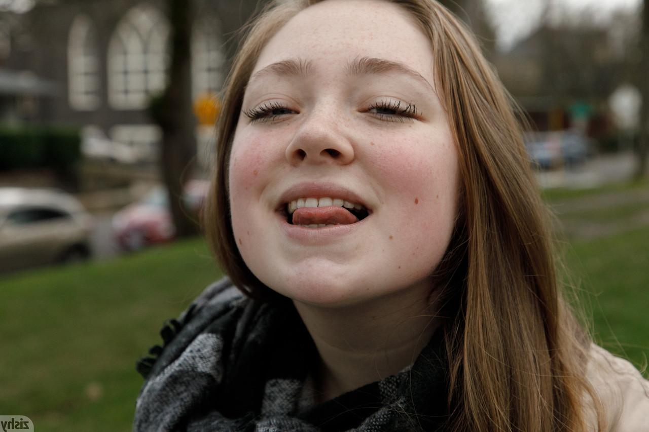 12P La beauté amateur Rose Fessenden dévoile son incroyable décolleté en public.