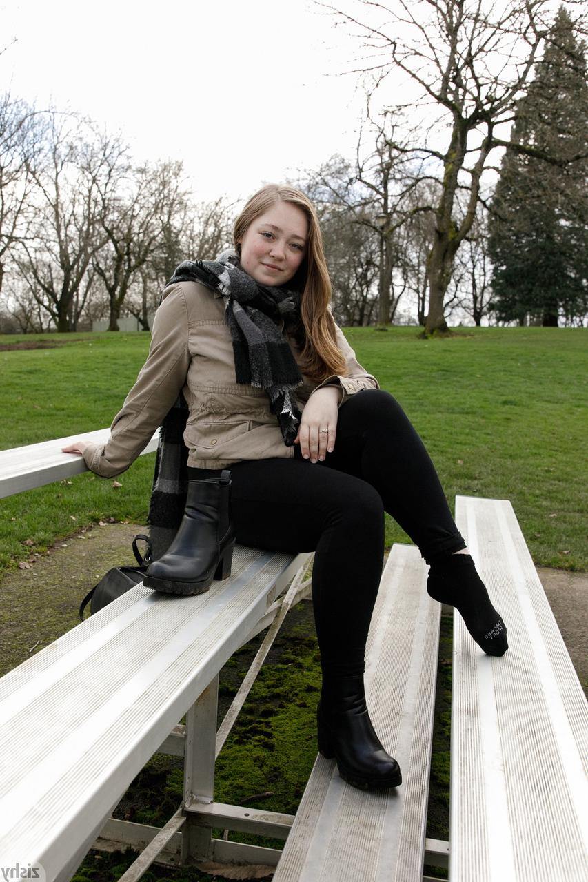 12P La beauté amateur Rose Fessenden dévoile son incroyable décolleté en public.