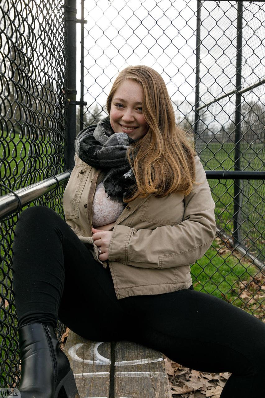 12P La beauté amateur Rose Fessenden dévoile son incroyable décolleté en public.