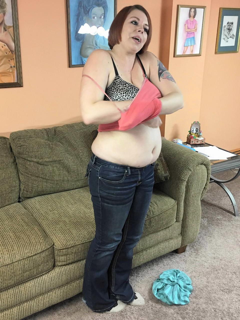 20P A gordinha amadora Tiffany Blake se desnuda e faz um boquete POV