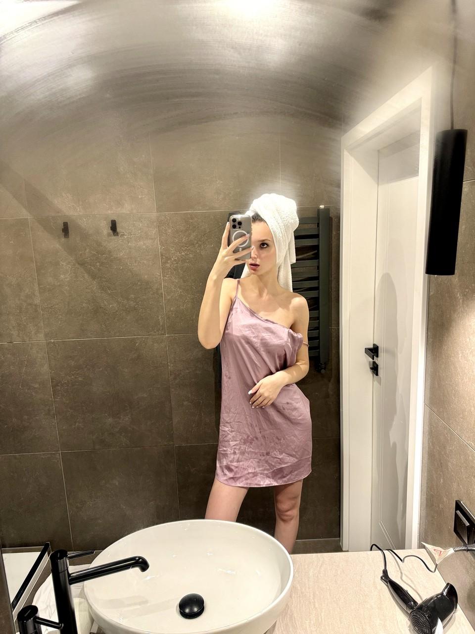 15P Sexy babe takes selfies while teasing in a towel in the bathroom