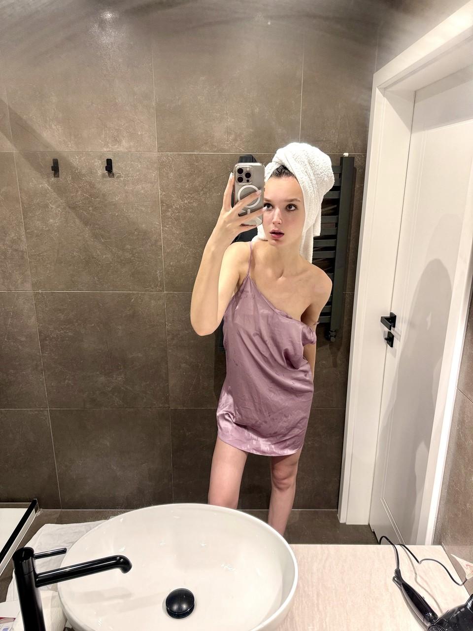 15P Sexy babe takes selfies while teasing in a towel in the bathroom