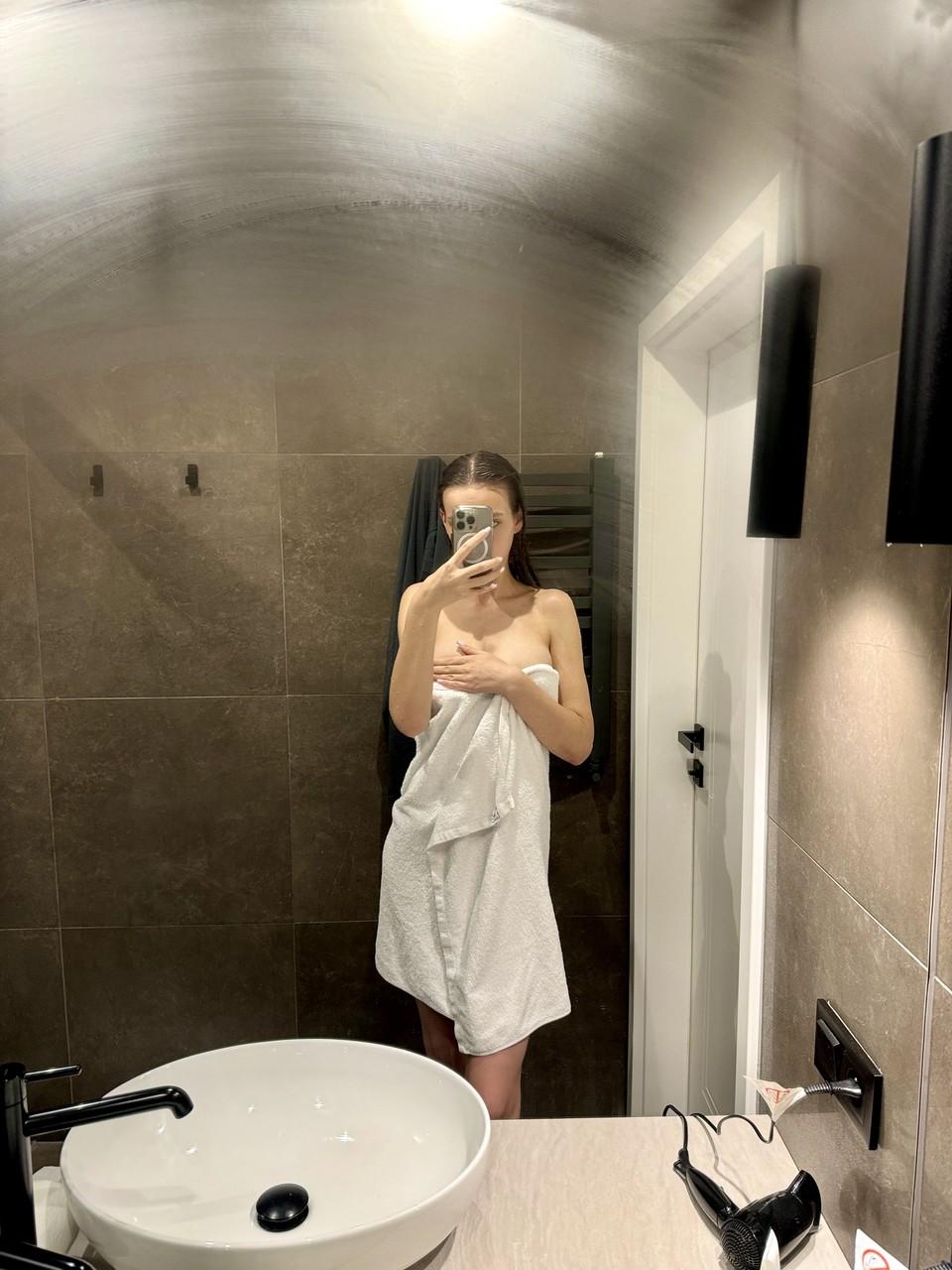 15P Sexy babe takes selfies while teasing in a towel in the bathroom