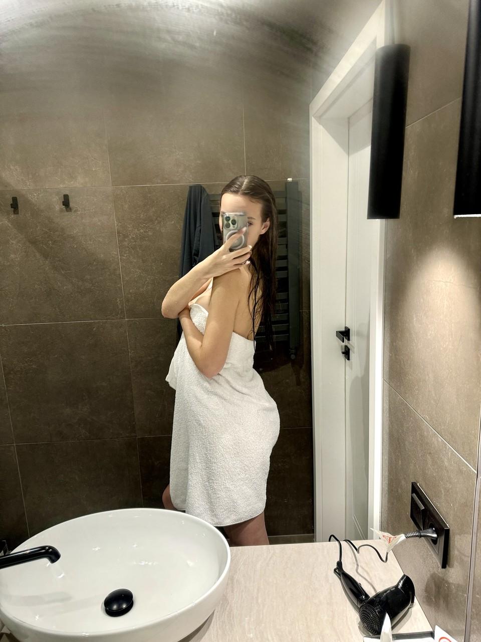 15P Sexy babe takes selfies while teasing in a towel in the bathroom