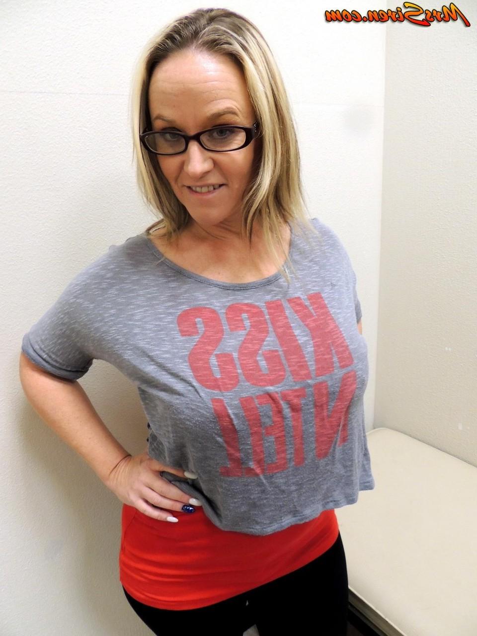 10P La gorda amateur Dee Siren expone su gran culo en tanga delante de un espejo
