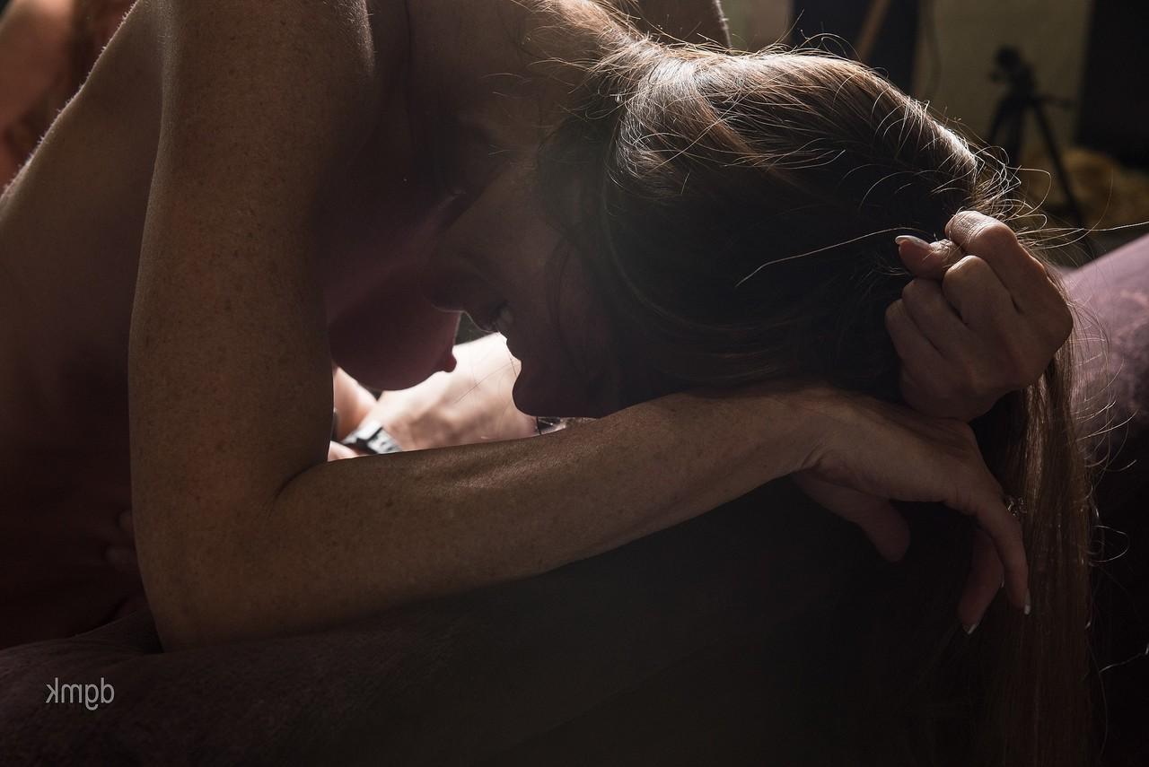 18P Die magere MILF Sofie Marie lässt sich von einer heißen Mutter die Möse lutschen, während sie einen Schwanz reitet