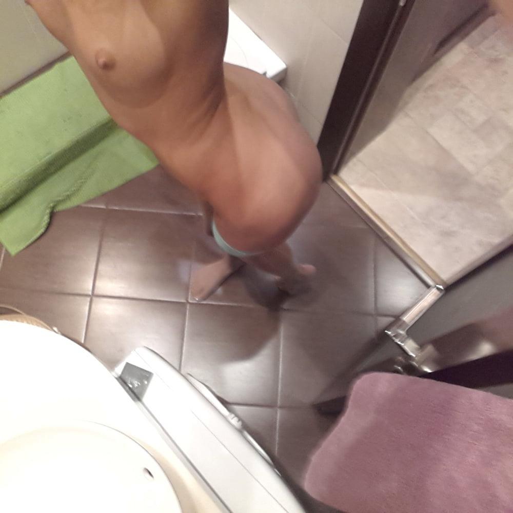 20P Amadora de cabelos escuros mostra sua bunda incrível em uma cena caseira