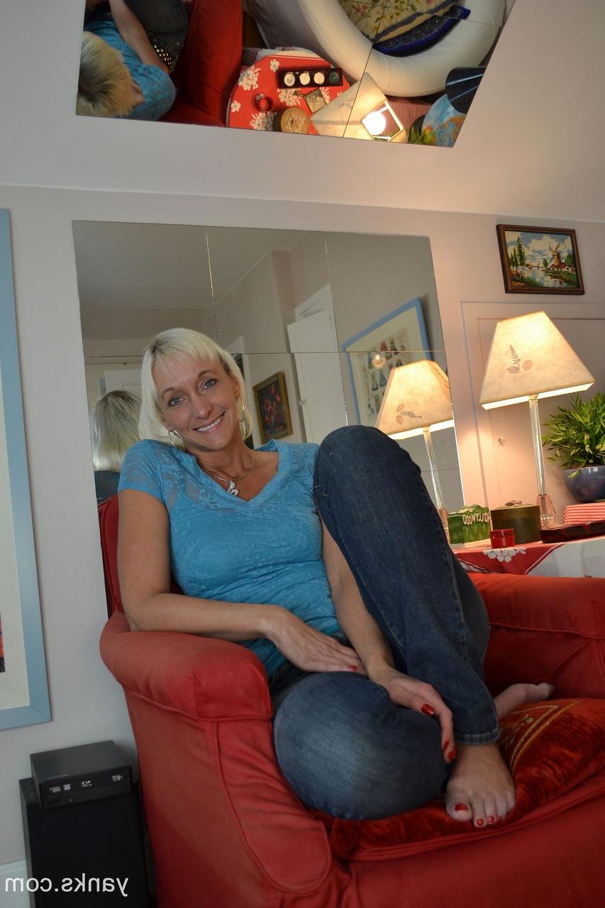 17P A vovó brincalhona Barbie Lynn massageia sua boceta peluda e os dedos no sofá