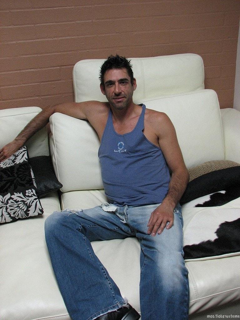 20P O gay maduro Ashley Harder bate em seu traseiro arruinado com um vibrador