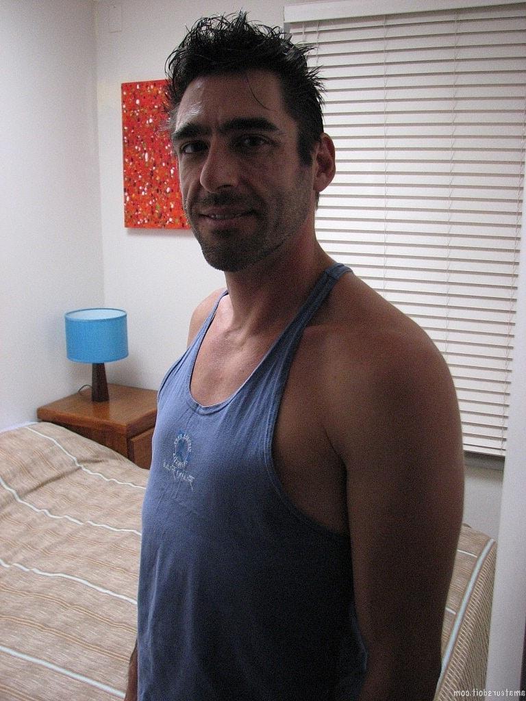 20P O gay maduro Ashley Harder bate em seu traseiro arruinado com um vibrador