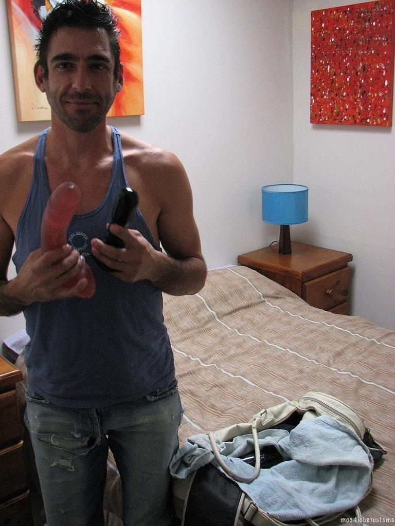 20P O gay maduro Ashley Harder bate em seu traseiro arruinado com um vibrador