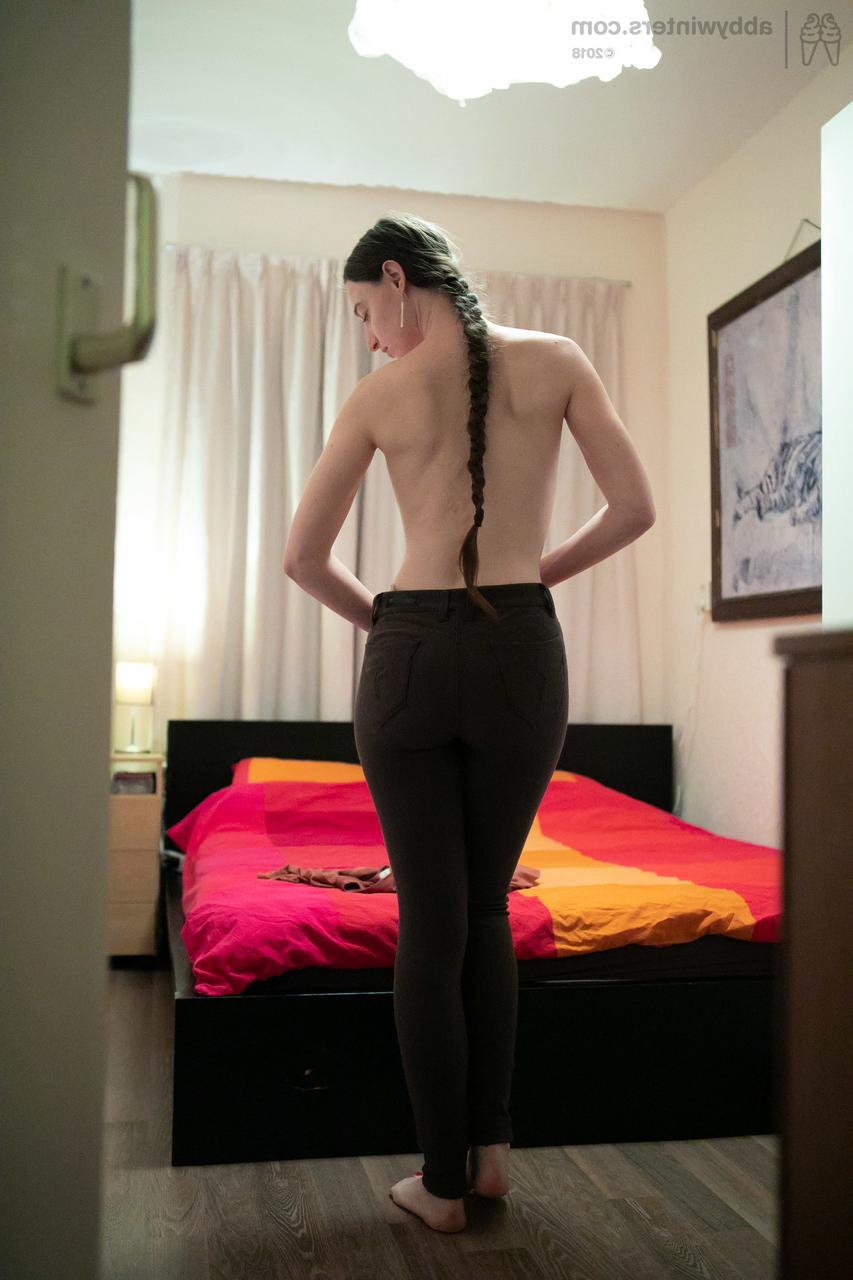 20P La sexy joven Zina B se viste primero en ropa interior y luego en pantalones en un solo