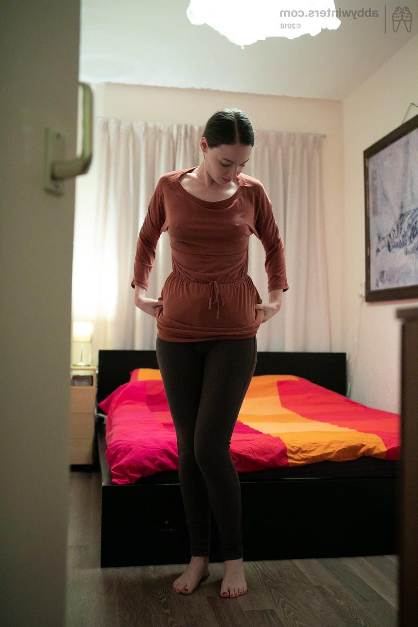 20P La sexy joven Zina B se viste primero en ropa interior y luego en pantalones en un solo