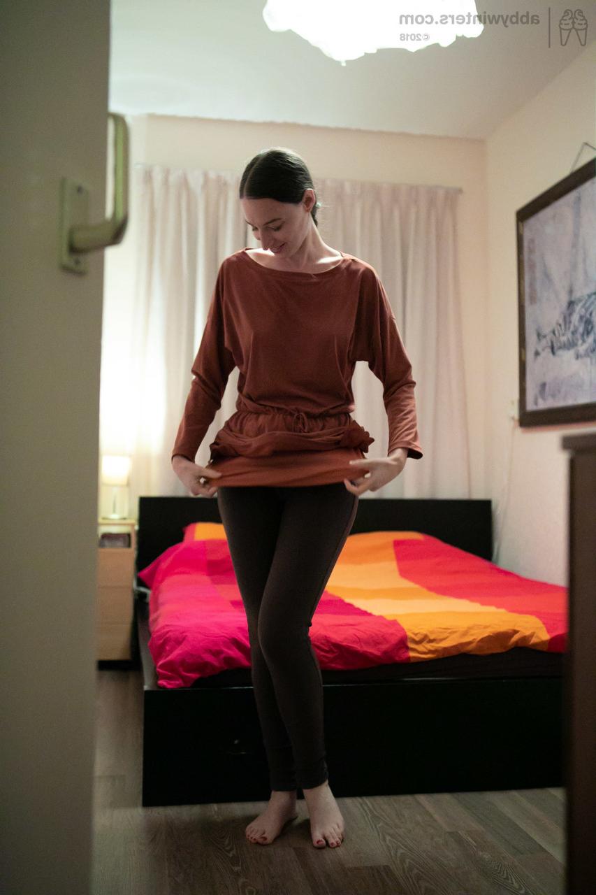 20P La sexy joven Zina B se viste primero en ropa interior y luego en pantalones en un solo