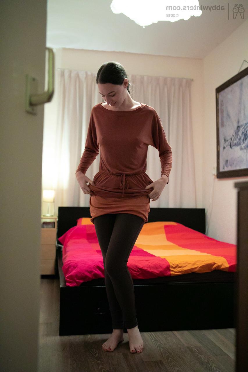 20P La sexy joven Zina B se viste primero en ropa interior y luego en pantalones en un solo