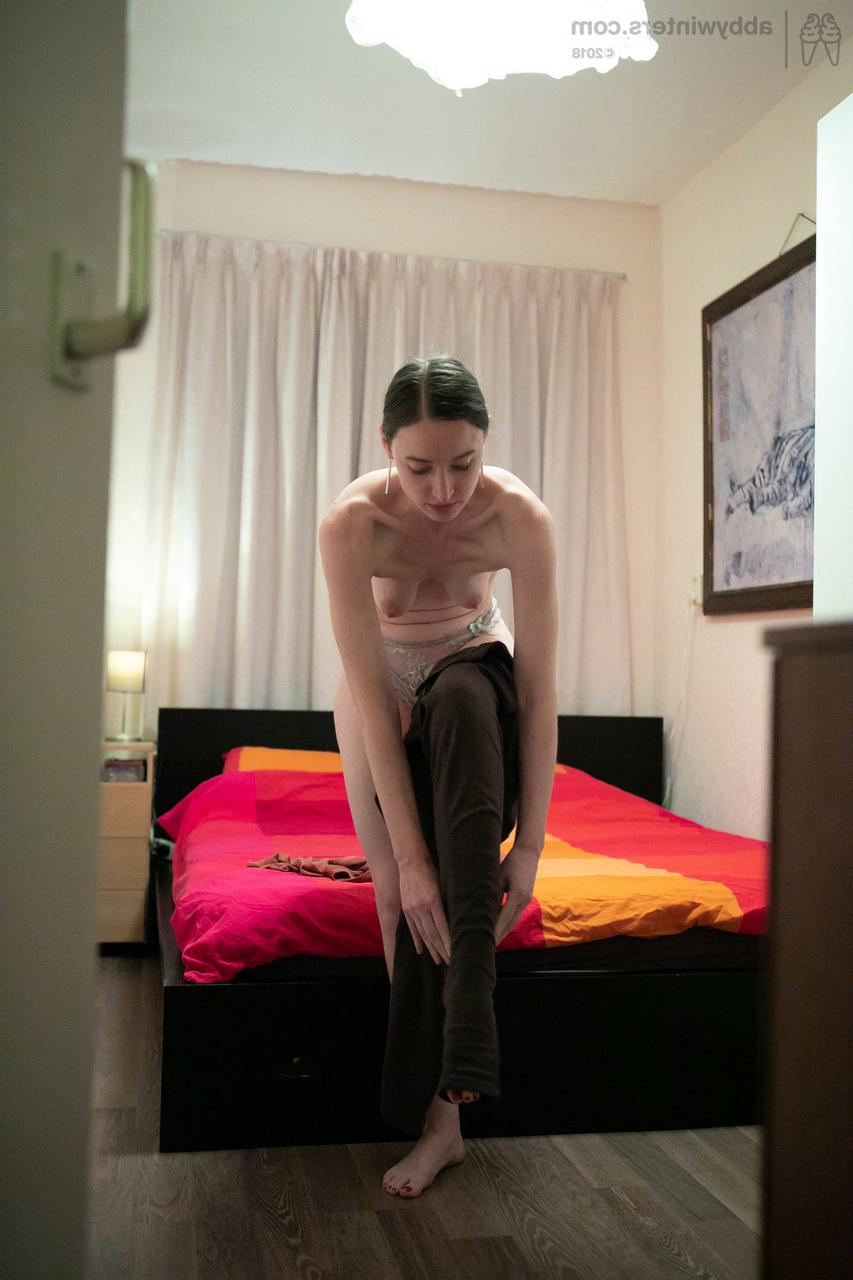 20P La sexy joven Zina B se viste primero en ropa interior y luego en pantalones en un solo