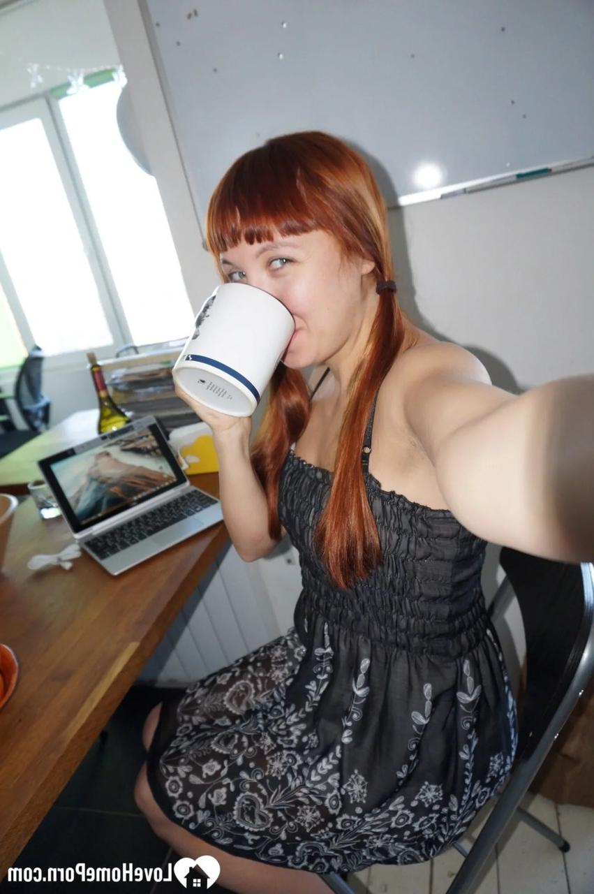 20P Une rousse sexy prend des selfies nues montrant ses jolis seins et son cul parfait