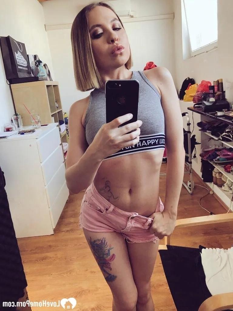20P Une rousse sexy prend des selfies nues montrant ses jolis seins et son cul parfait