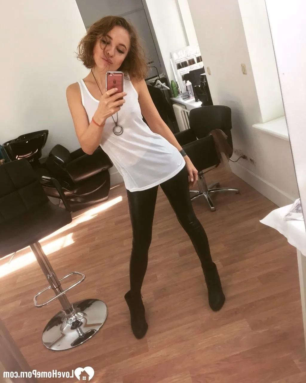 20P Une rousse sexy prend des selfies nues montrant ses jolis seins et son cul parfait