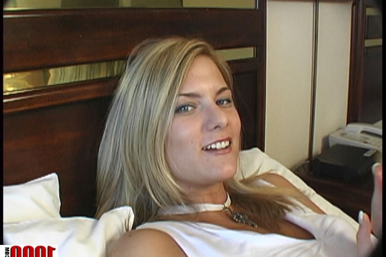 20P A loira amadora Deliah Stone brinca com sua buceta gostosa antes de chupar um tesão gordo